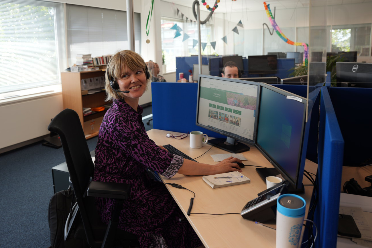 Foto van Arja aan haar bureau aan het werk