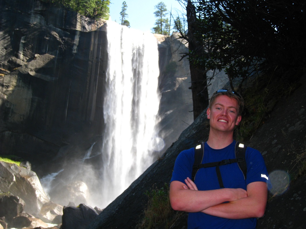 Foto van Bas op vakantie voor een waterval