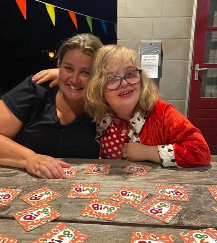 Foto van Lisa en een van de teamgenoten van het korfbal