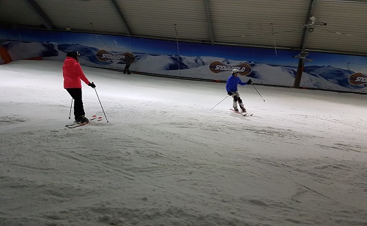 Foto van twee werknemers die skiën 