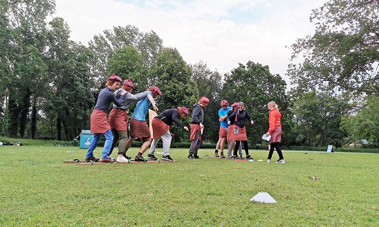 Foto van collega's tijdens een activiteit in het park